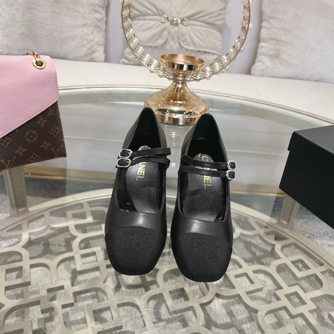 👟👟Ex-factory price 520👟👟 𝐂𝐇𝐀𝐍𝐄𝐋 | Xiaoxiang 2025 Mary Jane single shoe Macaron series ❤️ 2025 spring and summer new product Xiaoxiang Mary Jane single shoe series is new〰 🍬 A must-have in the fashion circle, the combination will interpret the meticulous, minimalist and classic elements that will never fade away 💋Show unique dressing style and it’s too beautiful to say anything. A must-have for summer... Upper: Sheepskin Lining: Sheepskin Outsole: Genuine leather sole Shoe size: 35-41 (40, 41 customization is non-refundable) Heel height: 1.5cm/6cm